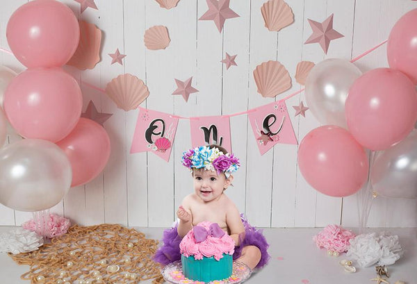 Pequeño Bebé Rubio Dos Años Con Los Globos Grandes Del Rosa Y Blancos En Su  Fiesta De Cumpleaños Foto de archivo - Imagen de interesante, celebre:  130670974